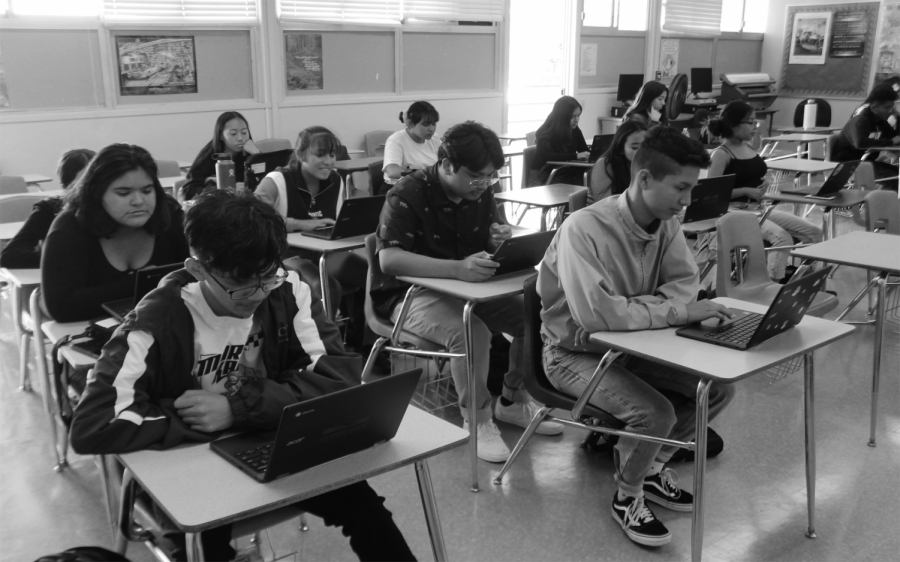English+students+practice+vocabulary+on+their+new+Chromebooks