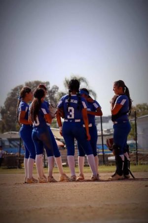 Raiders softball discuss strategy against Nordhoff